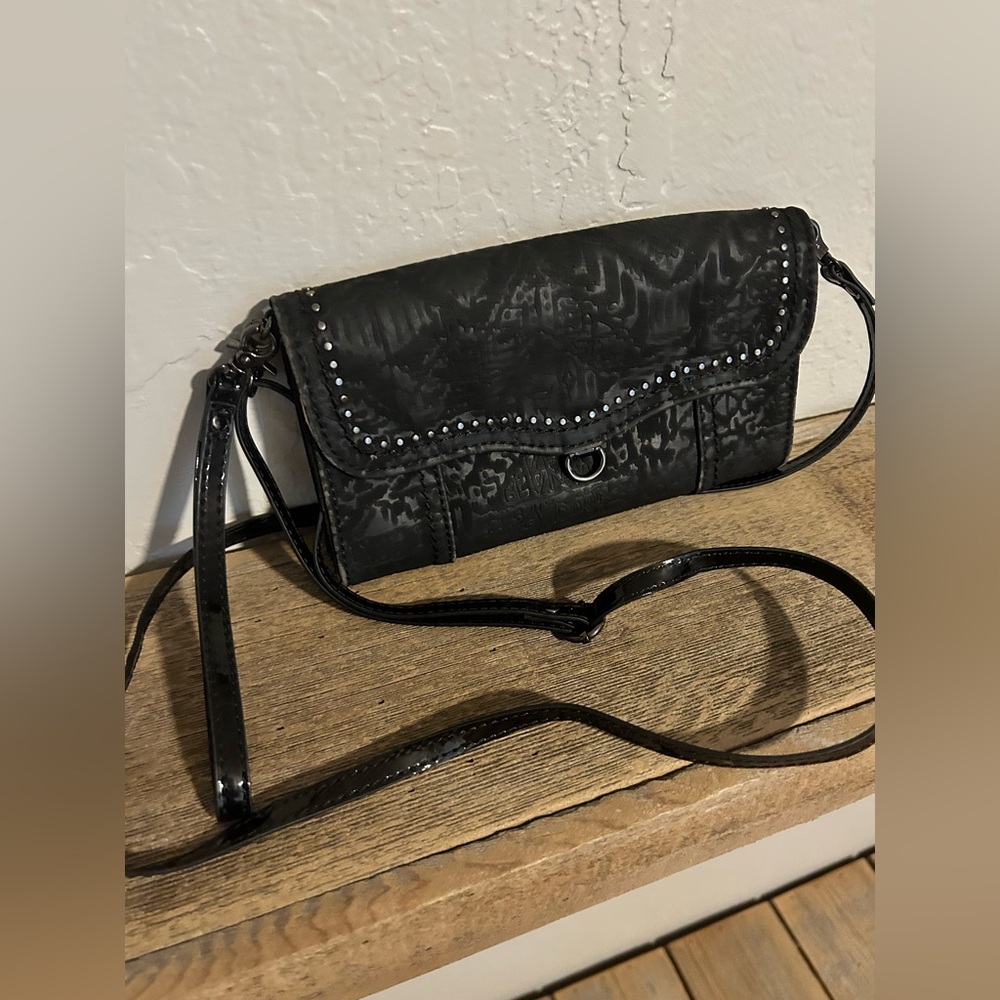 Preloved SakRoots black Edie Phone Crossbody Wallet with a textured pattern